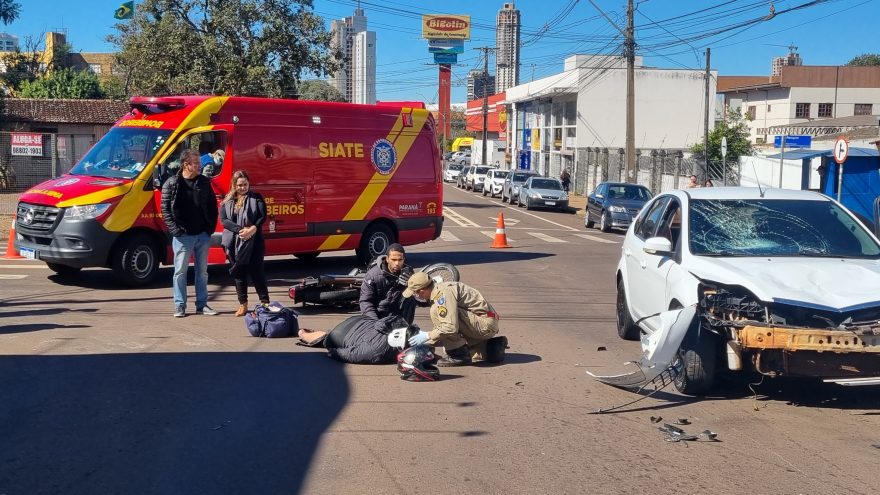 Forte colisão entre carro e moto deixa duas pessoas feridas na Rua São Paulo