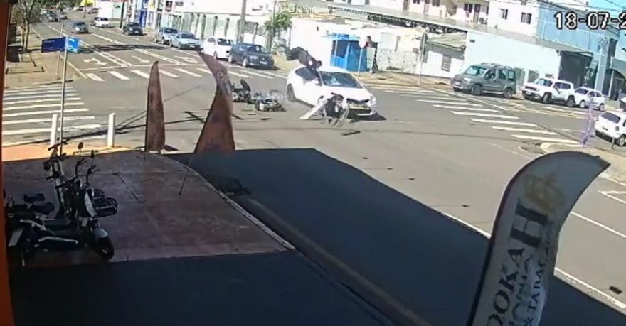 Cacetada! Câmera registra forte batida que deixou mulher ferida na Rua São Paulo