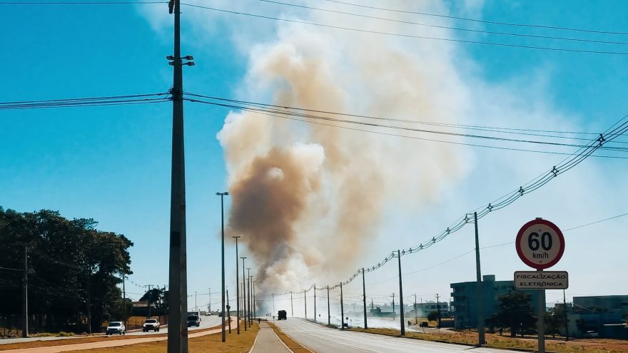 Incêndio de grandes proporções mobiliza Corpo de Bombeiros na PR-486, em Cascavel