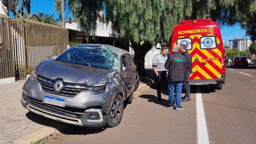 Captur capota após acidente com Saveiro no bairro Parque São Paulo, em Cascavel
