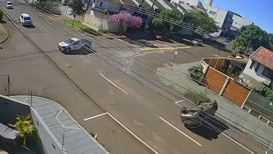 Câmera de segurança flagra capotamento cinematográfico no Parque São Paulo