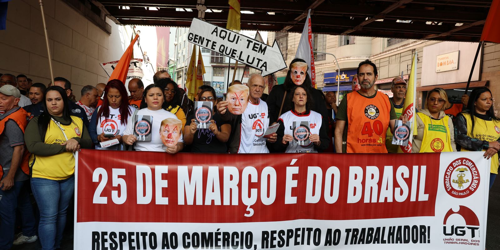 Ato de trabalhadores na 25 de Março repudia interferência de Trump Ato de trabalhadores na 25 de Março repudia interferência de Trump