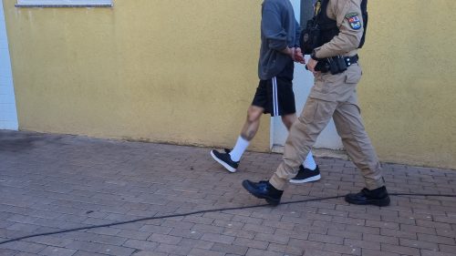 Briga de irmãos termina na Delegacia após surto, ameaça de morte e encaminhamento à UPA Imagem referente a Briga de irmãos termina na Delegacia após surto, ameaça de morte e encaminhamento à UPA