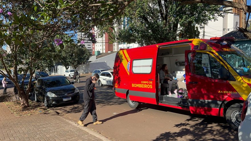 Motociclista fica ferida em colisão envolvendo três veículos no Centro de Cascavel
