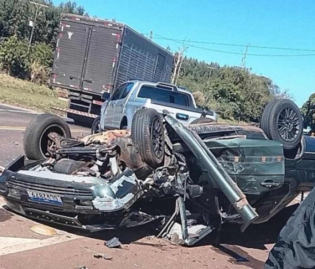 Acidente em Mariluz deixa veículo Santana totalmente destruído