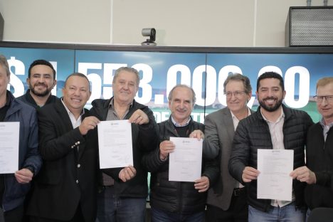 Prefeitura de Cascavel anuncia investimento milionário para melhorias em estradas rurais Imagem referente a Prefeitura de Cascavel anuncia investimento milionário para melhorias em estradas rurais
