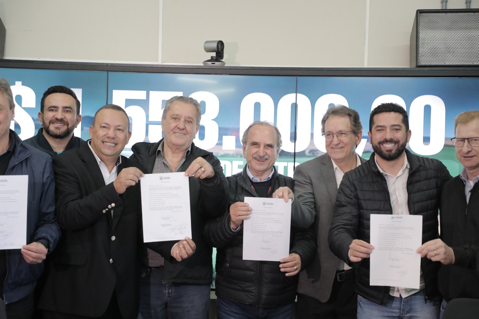 Prefeitura de Cascavel anuncia investimento milionário para melhorias em estradas rurais Prefeitura de Cascavel anuncia investimento milionário para melhorias em estradas rurais