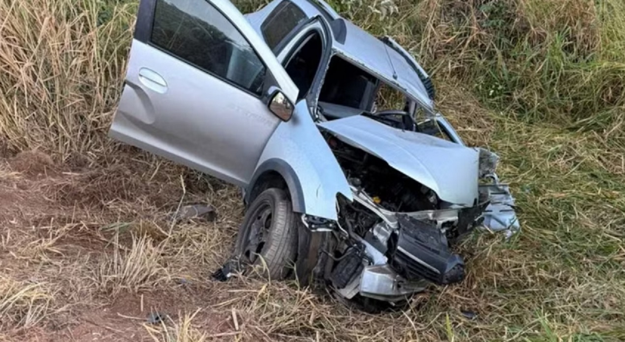 Acidente entre carro e caminhões tira a vida de policial em Bom Despacho Acidente entre carro e caminhões tira a vida de policial em Bom Despacho
