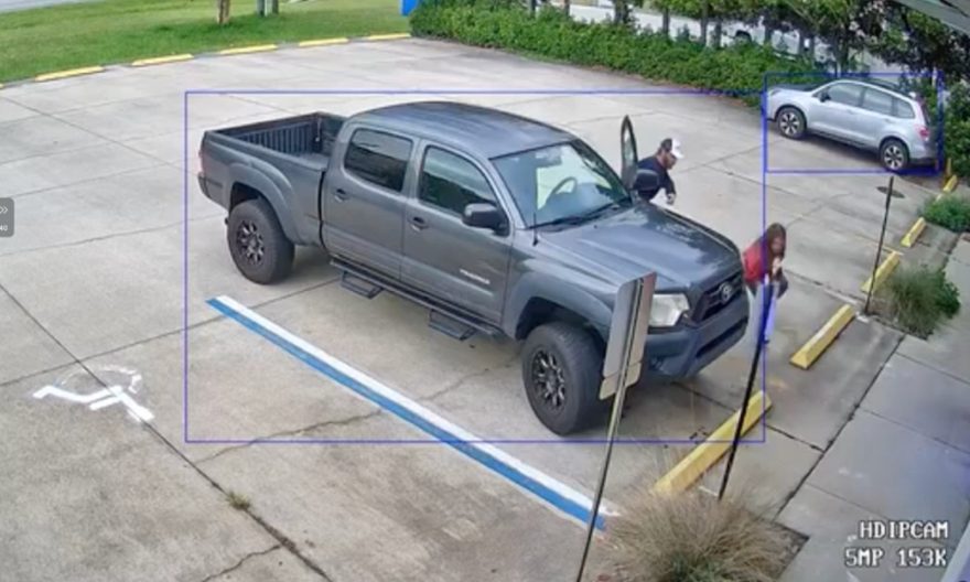 Câmeras flagram luta desesperada de vítima contra sequestrador