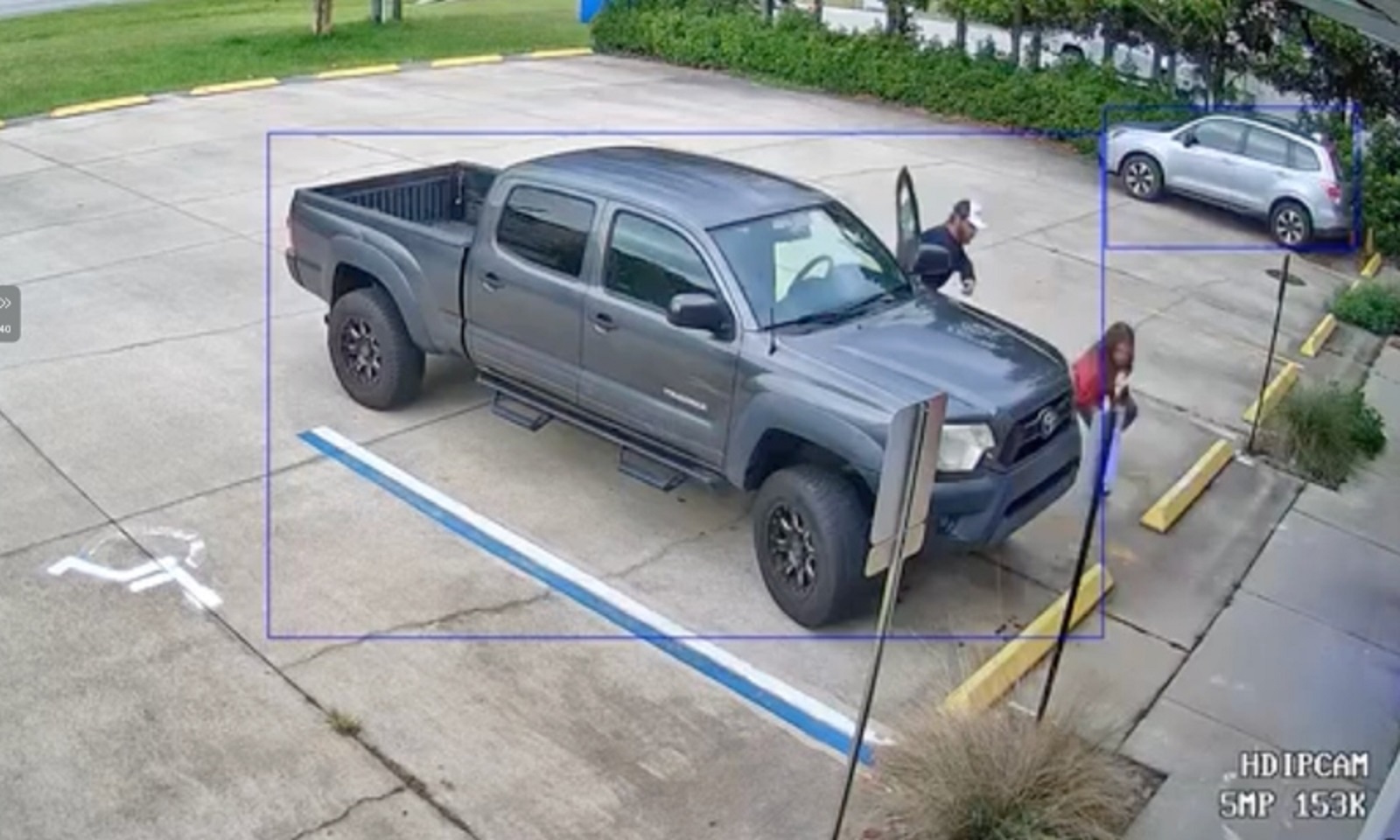 Câmeras flagram luta desesperada de vítima contra sequestrador Câmeras flagram luta desesperada de vítima contra sequestrador