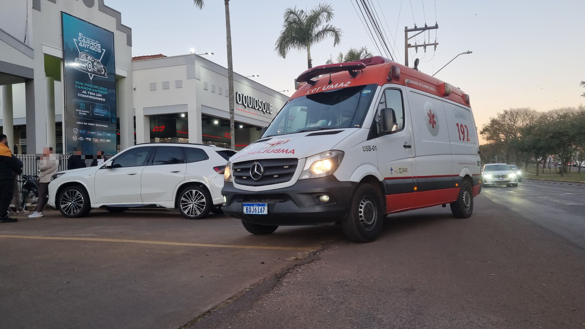 BMW se envolve em acidente com vítima na Avenida Brasil BMW se envolve em acidente com vítima na Avenida Brasil