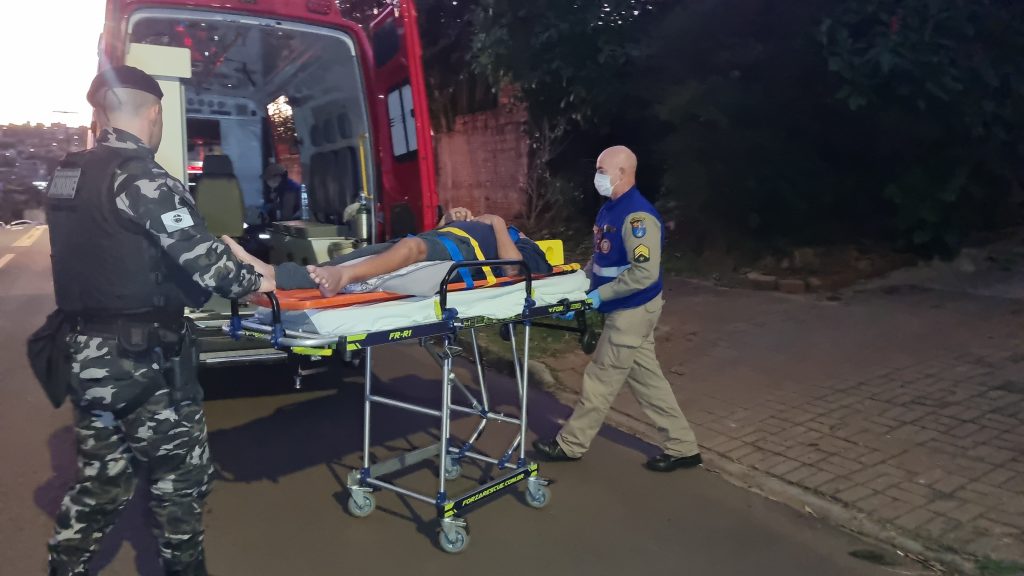 Morador é socorrido pelo Siate após cair dentro de casa no Bairro Coqueiral