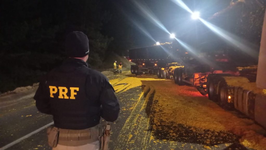 Carreta carregada de bagaço de laranja causa interdição na BR-116 após acidente