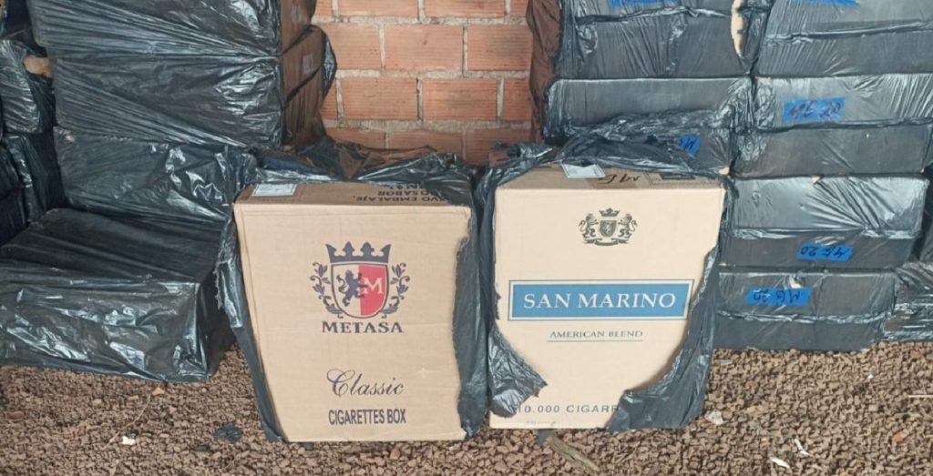 Dois carros e cerca de 70 caixas de cigarro são apreendidos em um depósito clandestino