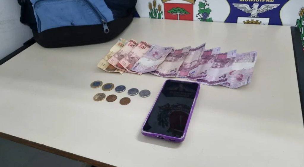 Mão-leve: Ladrão de celular é desmascarado dentro de ônibus