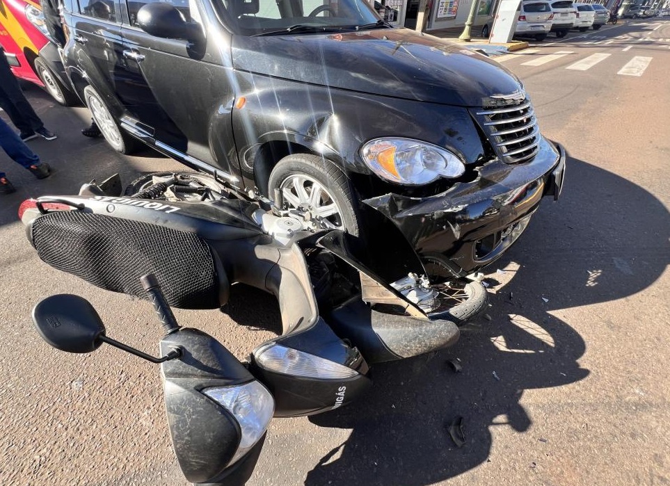 Motociclista de 20 anos fica ferido em acidente no centro de Toledo