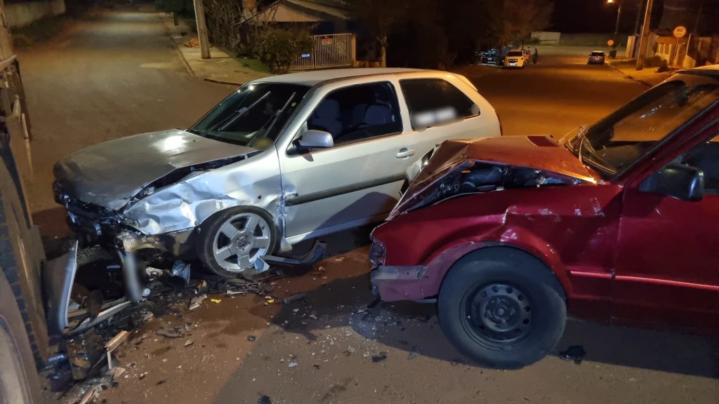 Pancada! Forte batida entre Escort e Gol no Bairro Presidente deixa mulher ferida