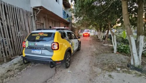 Homem é espancado com madeira, golpeado com facão e jogo em “beco”