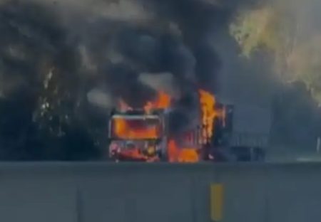 Caminhão em chamas na BR-277 assusta motoristas no Litoral