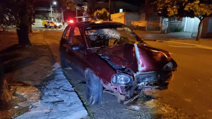 Colisão de veículo contra poste deixa dois jovens feridos na Av Carlos Gomes