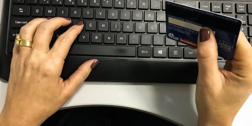 Associação pede inclusão de sites dos EUA em lista de pirataria Imagem referente a Associação pede inclusão de sites dos EUA em lista de pirataria