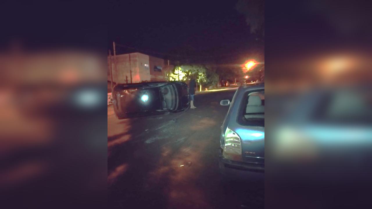 Onix tomba em acidente, motorista some e PM encontra latas de cerveja no carro