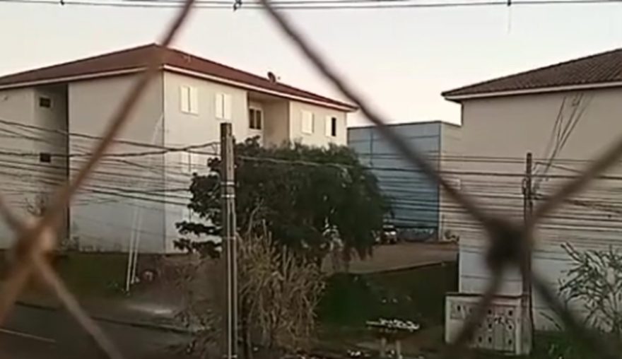 Moradores do Riviera aguardam reparo de cano rompido a quase 12 horas