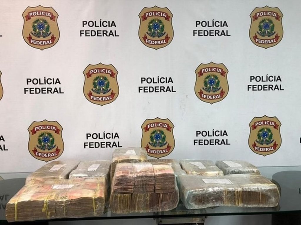 Polícia Federal prende homem com mais de R$ 800 mil em espécie no aeroporto Internacional do Rio de Janeiro
