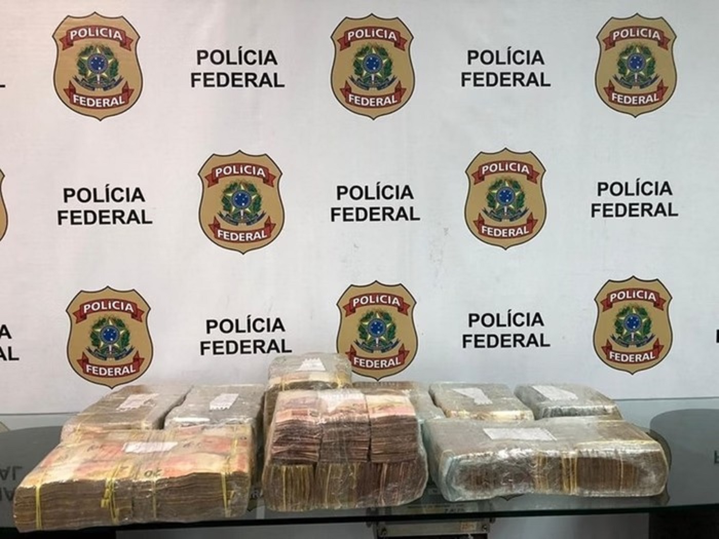 Polícia Federal prende homem com mais de R$ 800 mil em espécie no aeroporto Internacional do Rio de Janeiro