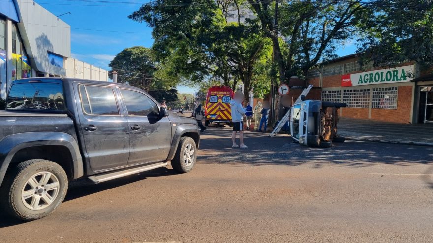 Acidente seguido de tombamento é registrado na Rua Erechim