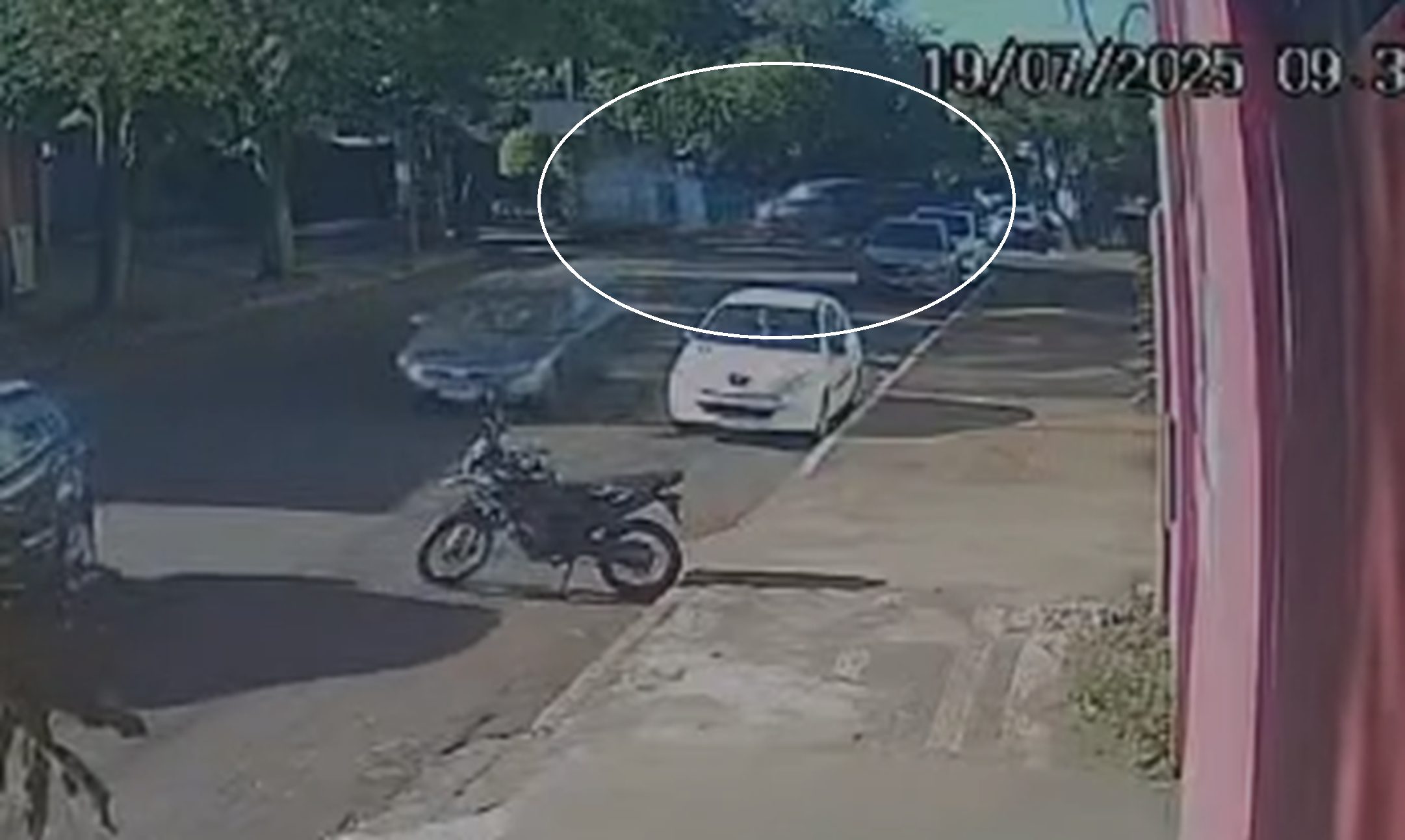 Câmera registra momento em que Kangoo tomba em acidente com Amarok
