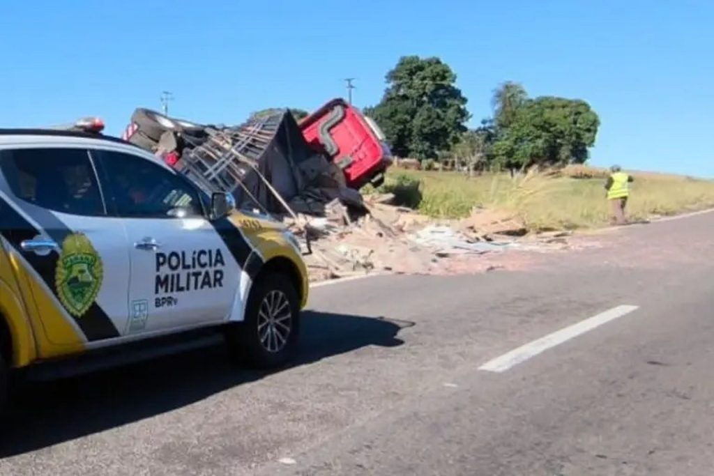 Caminhoneiro sai ileso após tombamento na PR-323