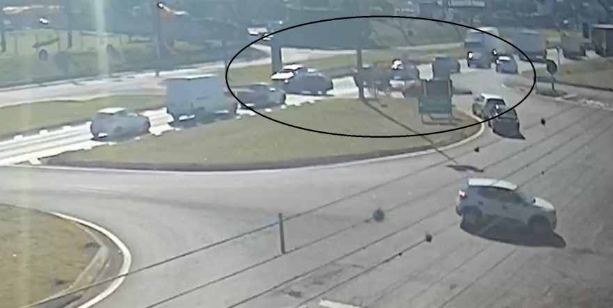 Câmera registra acidente entre quatro carros no Trevo da Portal