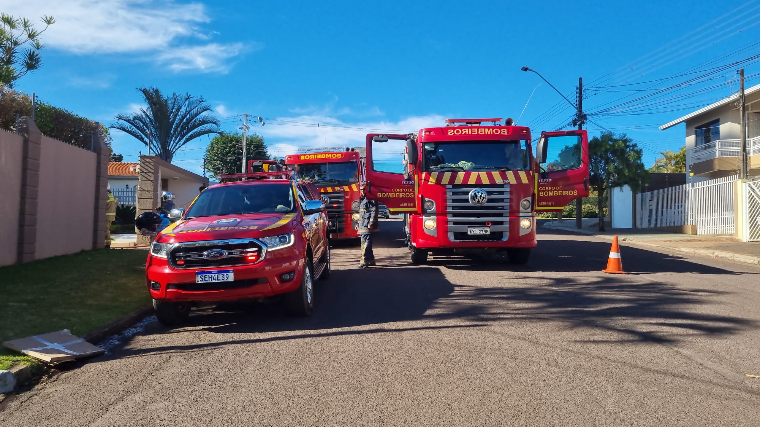 Bombeiros são acionados para combater incêndio em residência no Country