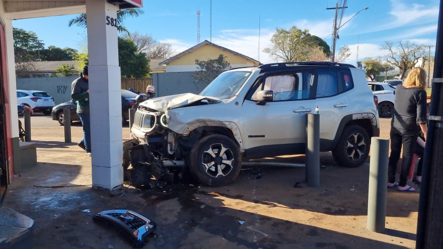 Acidente entre um Jeep Renegade e um Nissan Kicks na Cuiabá com a Assunção