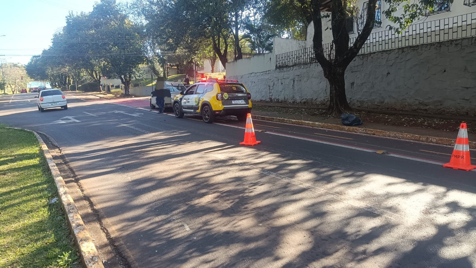 Motorista faz live ao volante, é pego embriagado e perde o carro na blitz