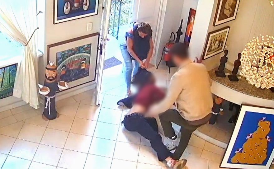 ‘Você vai morrer’: jovem é seguida e brutalmente agredida por estar sem sutiã