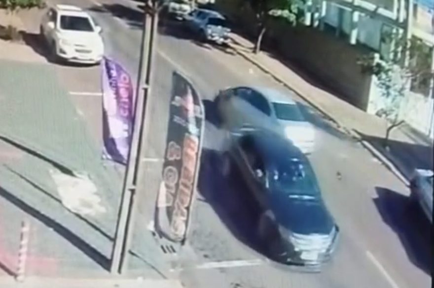 Vídeo mostra momento em que carros batem na Avenida Papagaios
