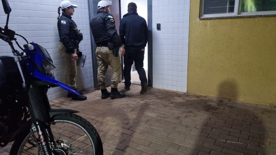 Homem é preso por embriaguez após acidente de trânsito na Avenida Carlos Gomes