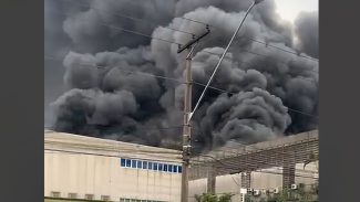 Incêndio atinge galpões comerciais em Barueri, na Grande São Paulo Incêndio atinge galpões comerciais em Barueri, na Grande São Paulo