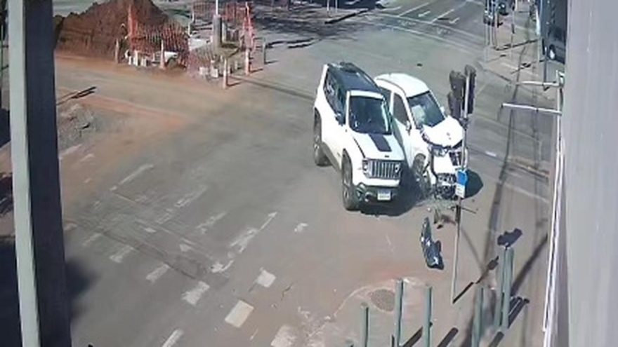 Câmera registra forte colisão entre Jeep e Nissan Kicks