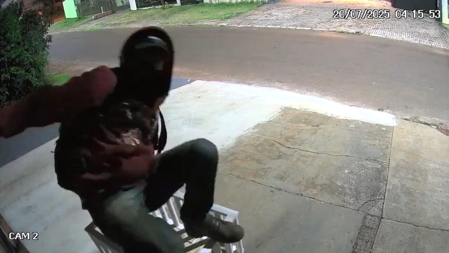 Ladrão furta câmera de segurança de residência no bairro Floresta