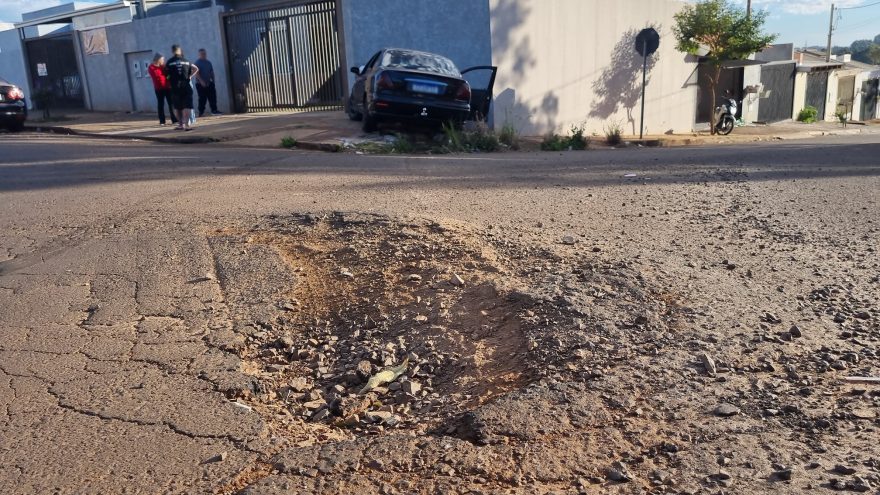 Fiat Marea bate contra lixeira e muro após passar por buraco no Loteamento Barcelona em Cascavel