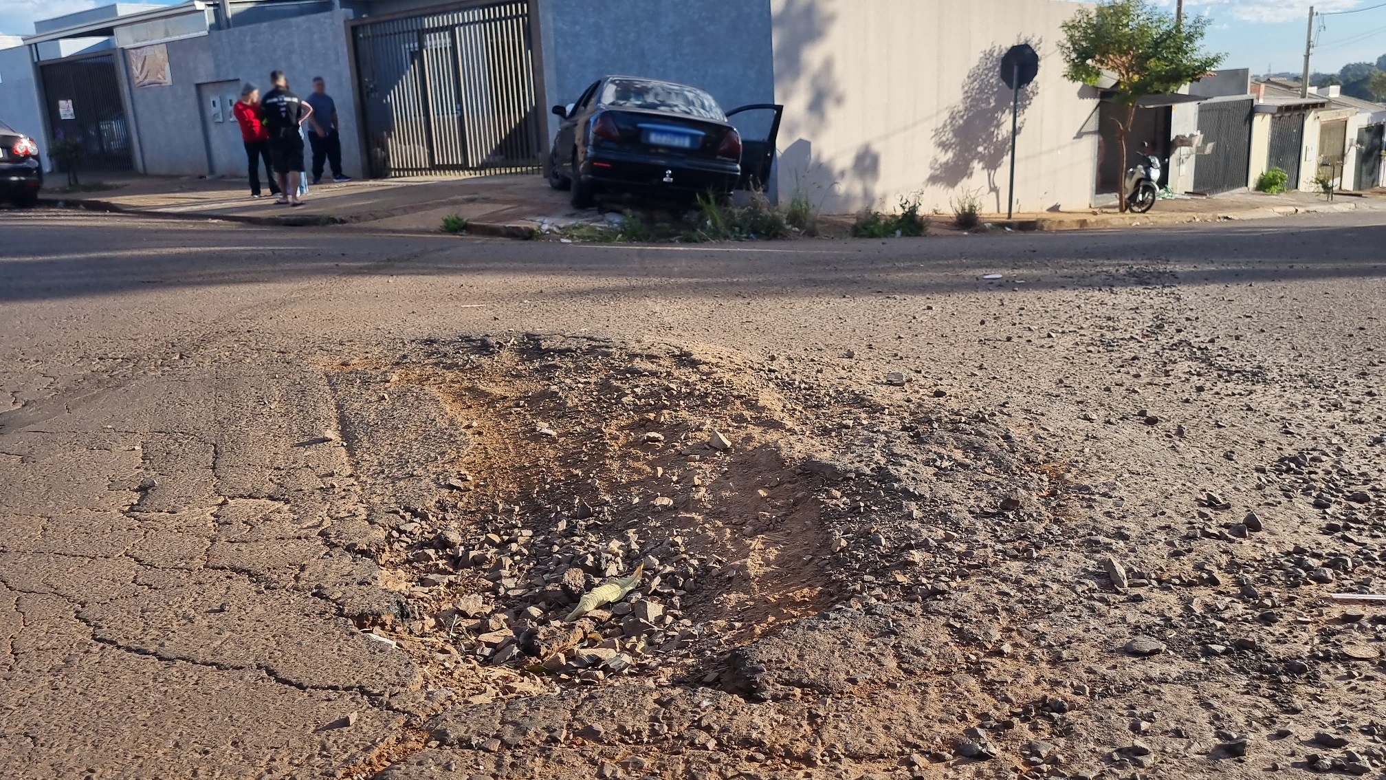 Fiat Marea bate contra lixeira e muro após passar por buraco no Loteamento Barcelona em Cascavel