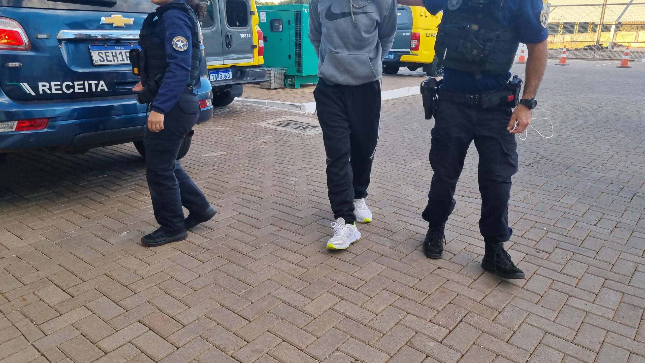 Homem é levado algemado pela Receita Federal até a Delegacia de Polícia Civil de Cascavel