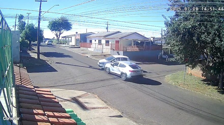 Câmera flagra acidente no Jardim Bela Vista em Cascavel; motorista foge sem prestar socorro