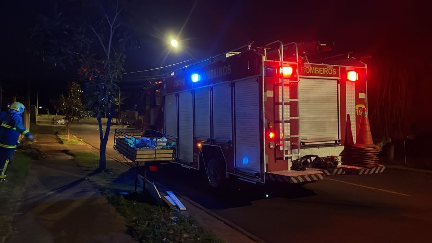 Pane elétrica assusta moradores e mobiliza Corpo de Bombeiros no Riviera, em Cascavel