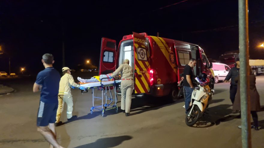 Vítima é socorrida pelo Siate após acidente no Jardim Mantovani