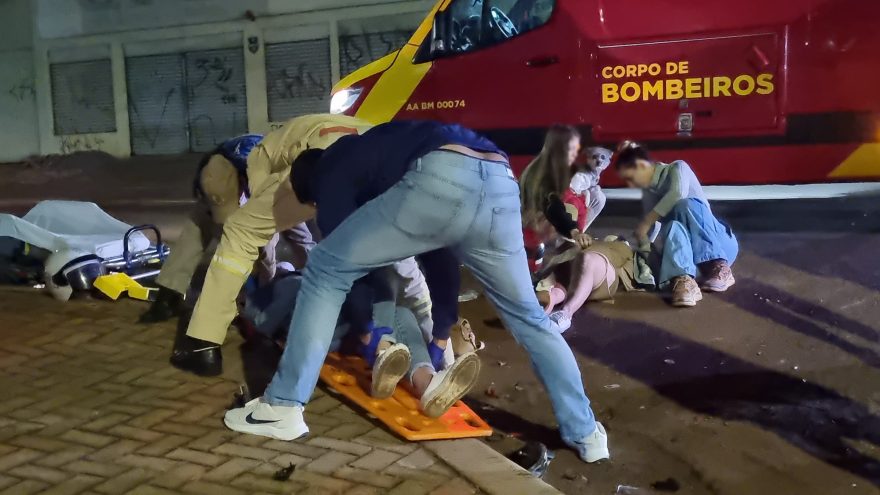 Colisão entre motos deixa um homem e duas mulheres feridos no Centro de Cascavel