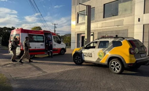 Mulher joga bloco em morador de rua que dormia embaixo de marquise